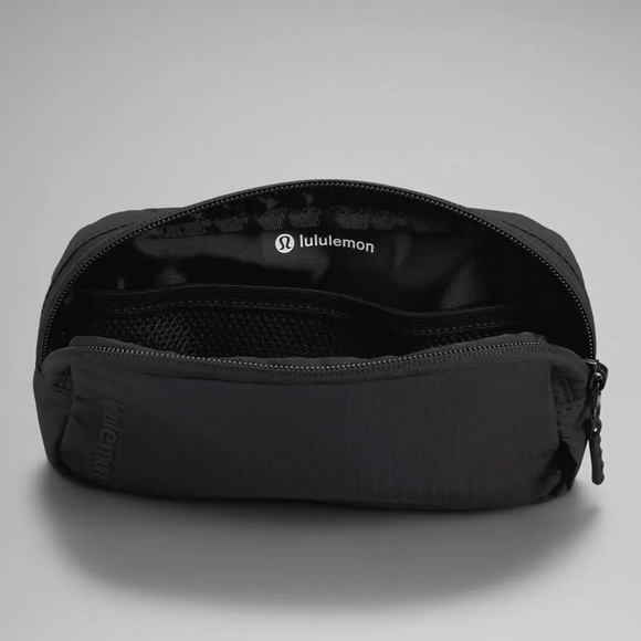 Lululemon Everywhere Belt Bag Mini All Black - Picture 5 of 6